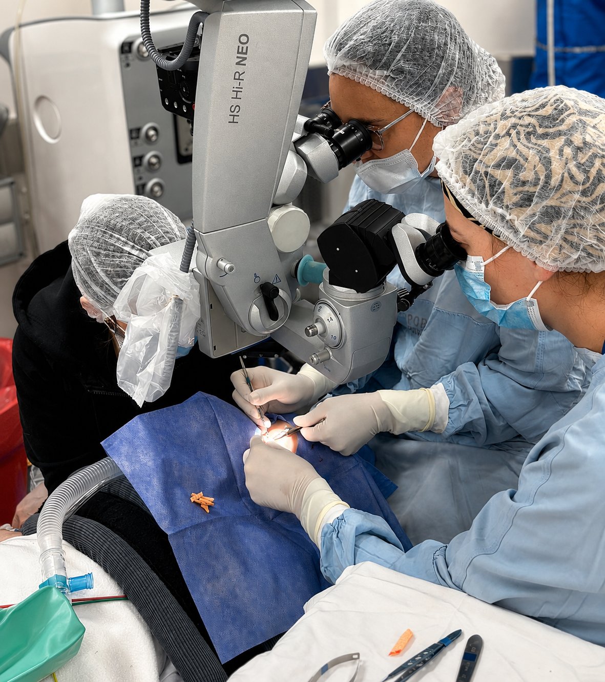 Cirujanos del IOC operando con el microscopio quirúrgico Haag-Streit