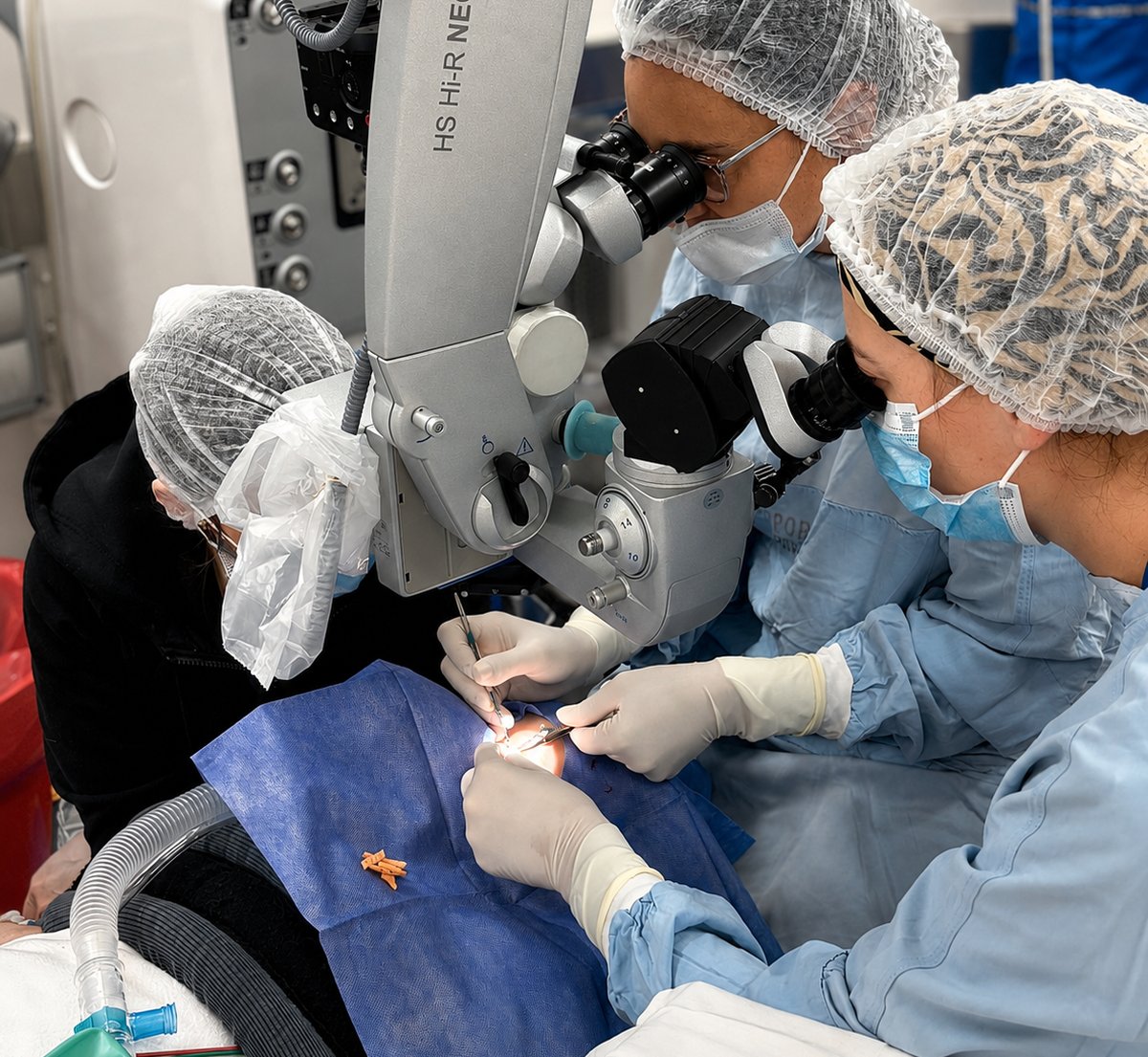 Cirujanos del IOC operando con el microscopio quirúrgico