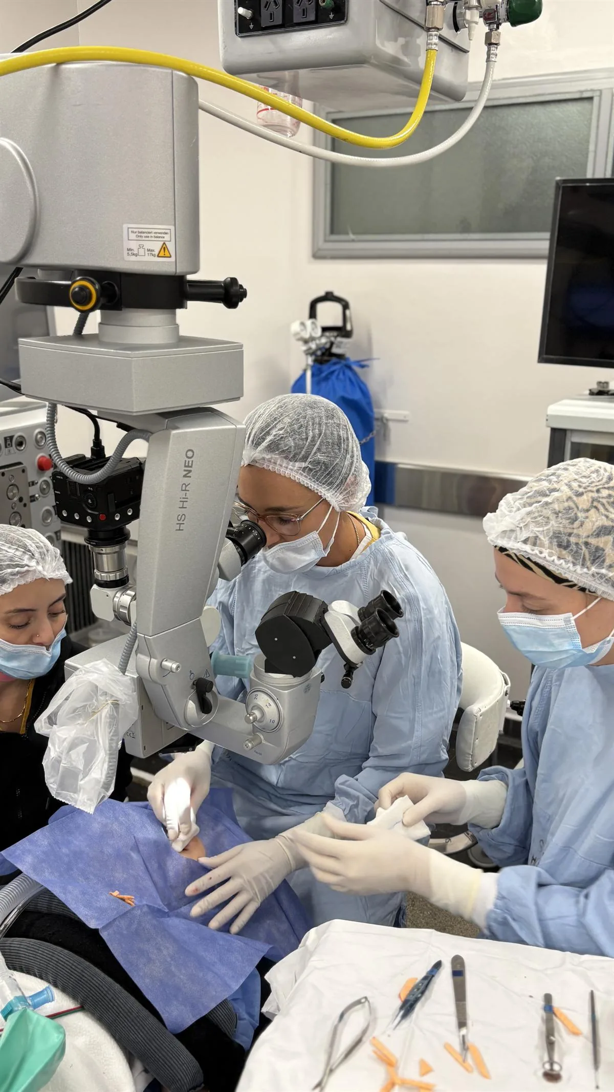 Cirugía oftalmológica con microscopio quirúrgico en quirófano del IOC