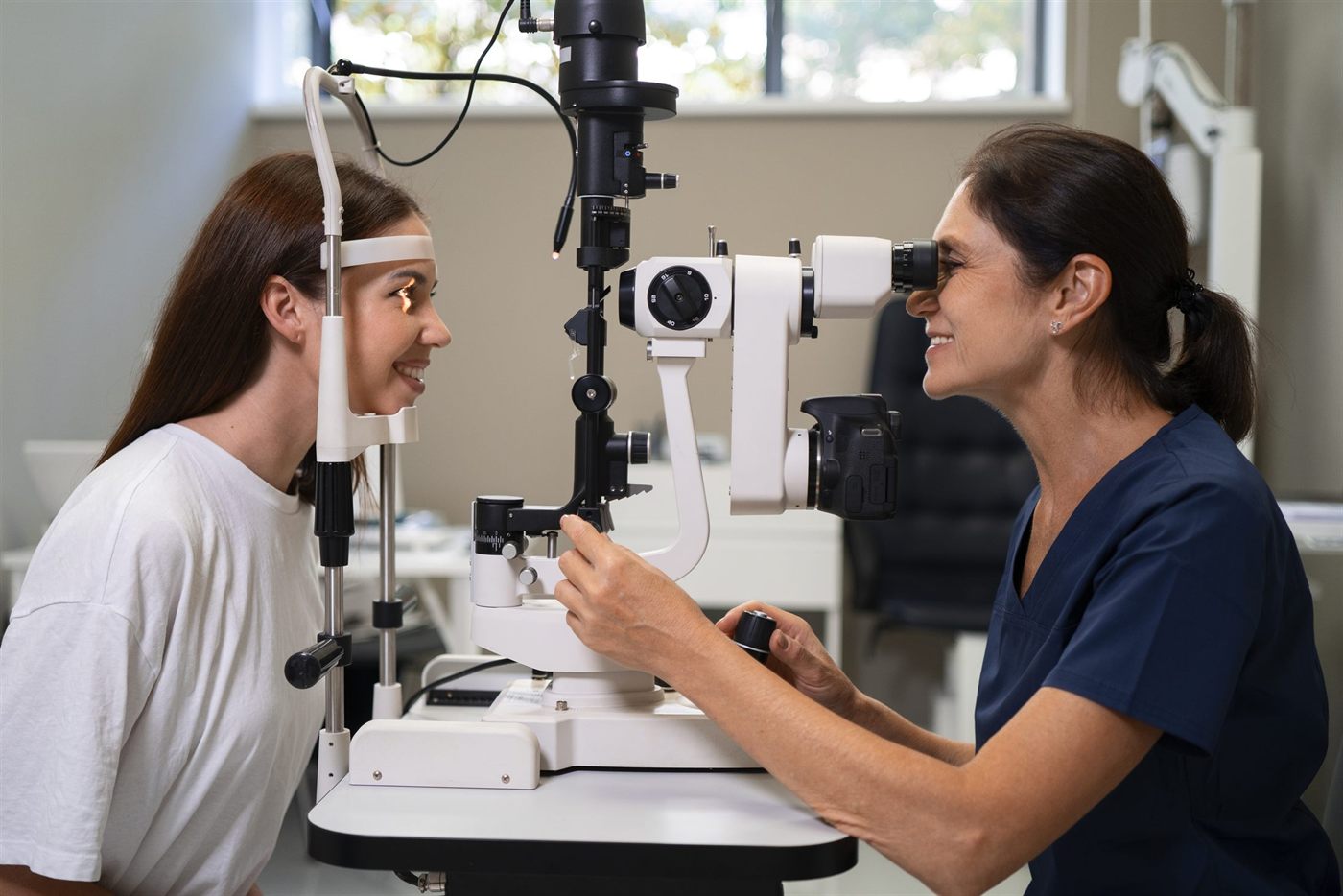 Profesional oftalmológica realizando una evaluación con lámpara de hendidura