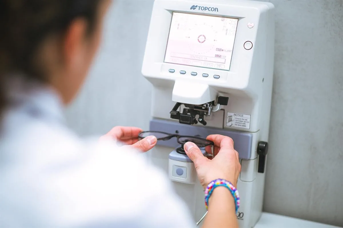 Estudio oftalmológico — medición de lentes con frontofocómetro Topcon